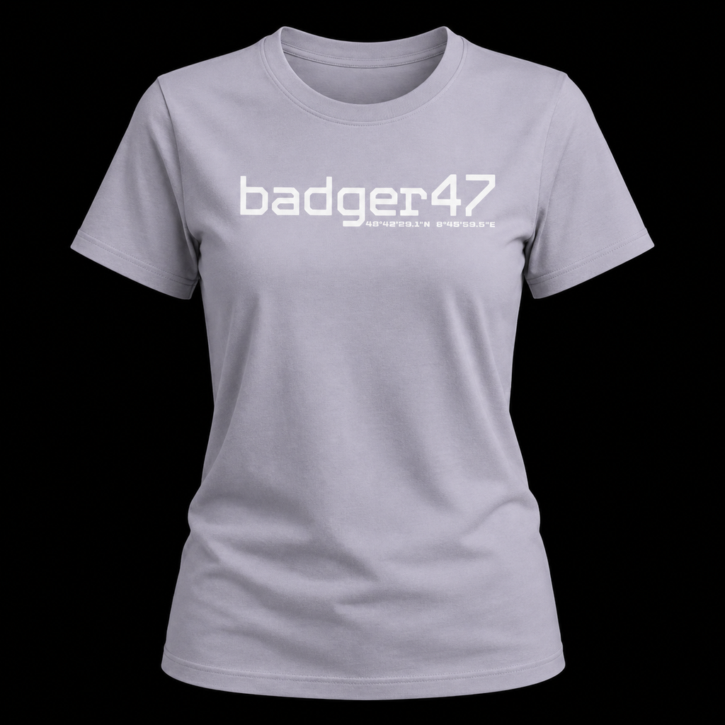 Helllila badger47 Bio T-Shirt in normaler Damen-Passform mit weißem Coordinates-Print als Ghost-Mockup vor schwarzem Hintergrund
