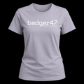 Helllila badger47 Bio T-Shirt in normaler Damen-Passform mit weißem Coordinates-Print als Ghost-Mockup vor schwarzem Hintergrund

