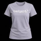 Helllila badger47 Bio T-Shirt in normaler Damen-Passform mit weißem Coordinates-Print als Ghost-Mockup vor schwarzem Hintergrund
