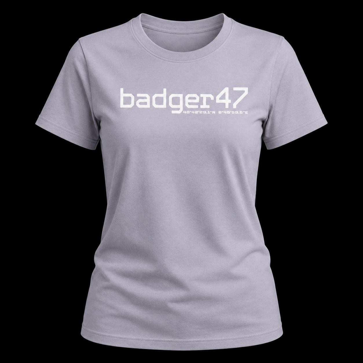Helllila badger47 Bio T-Shirt in normaler Damen-Passform mit weißem Coordinates-Print als Ghost-Mockup vor schwarzem Hintergrund
