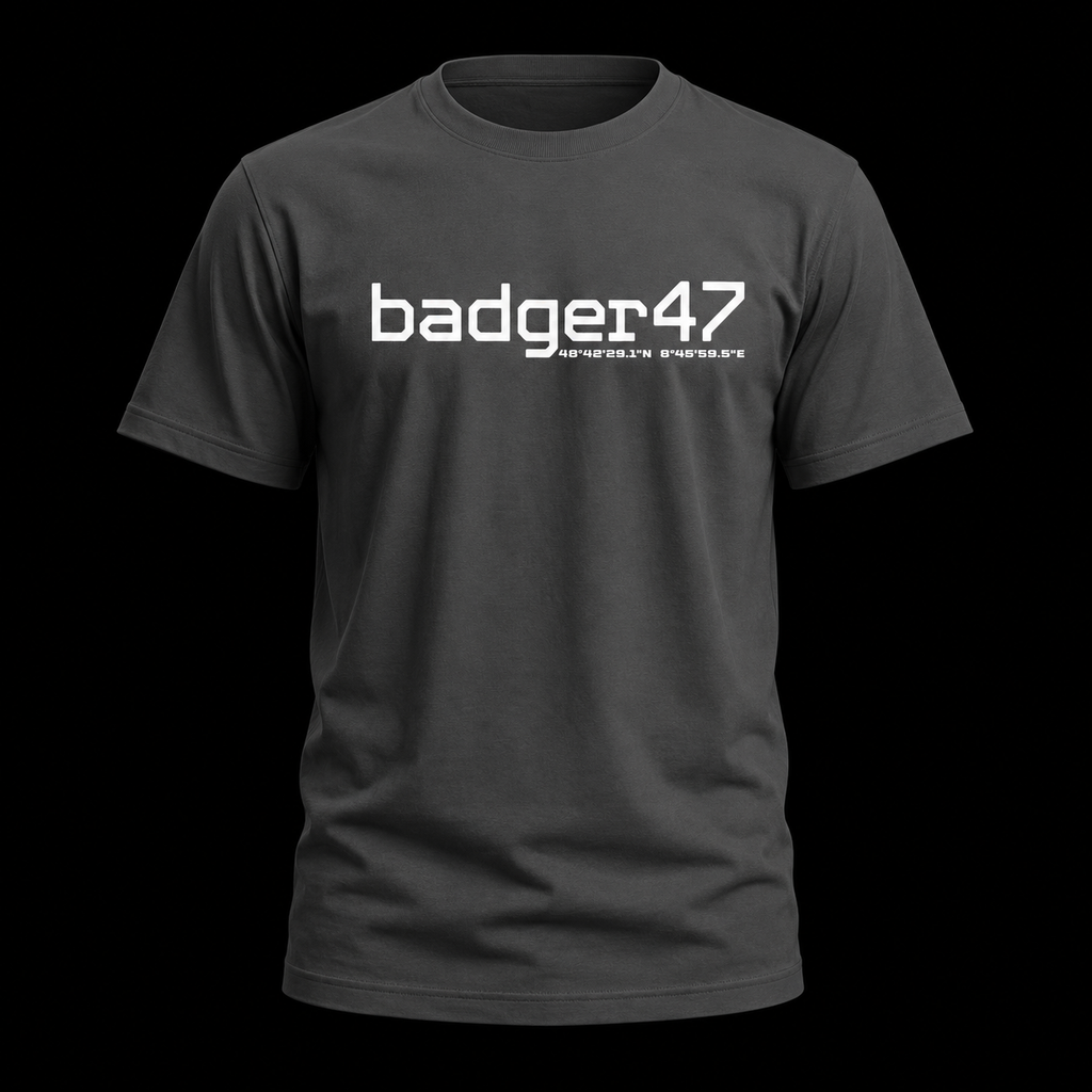 Anthrazitfarbenes badger47 Bio Herren T-Shirt mit weißem Coordinates-Logo als Ghost-Mockup vor schwarzem Hintergrund
