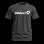 Anthrazitfarbenes badger47 Bio Herren T-Shirt mit weißem Coordinates-Logo als Ghost-Mockup vor schwarzem Hintergrund
