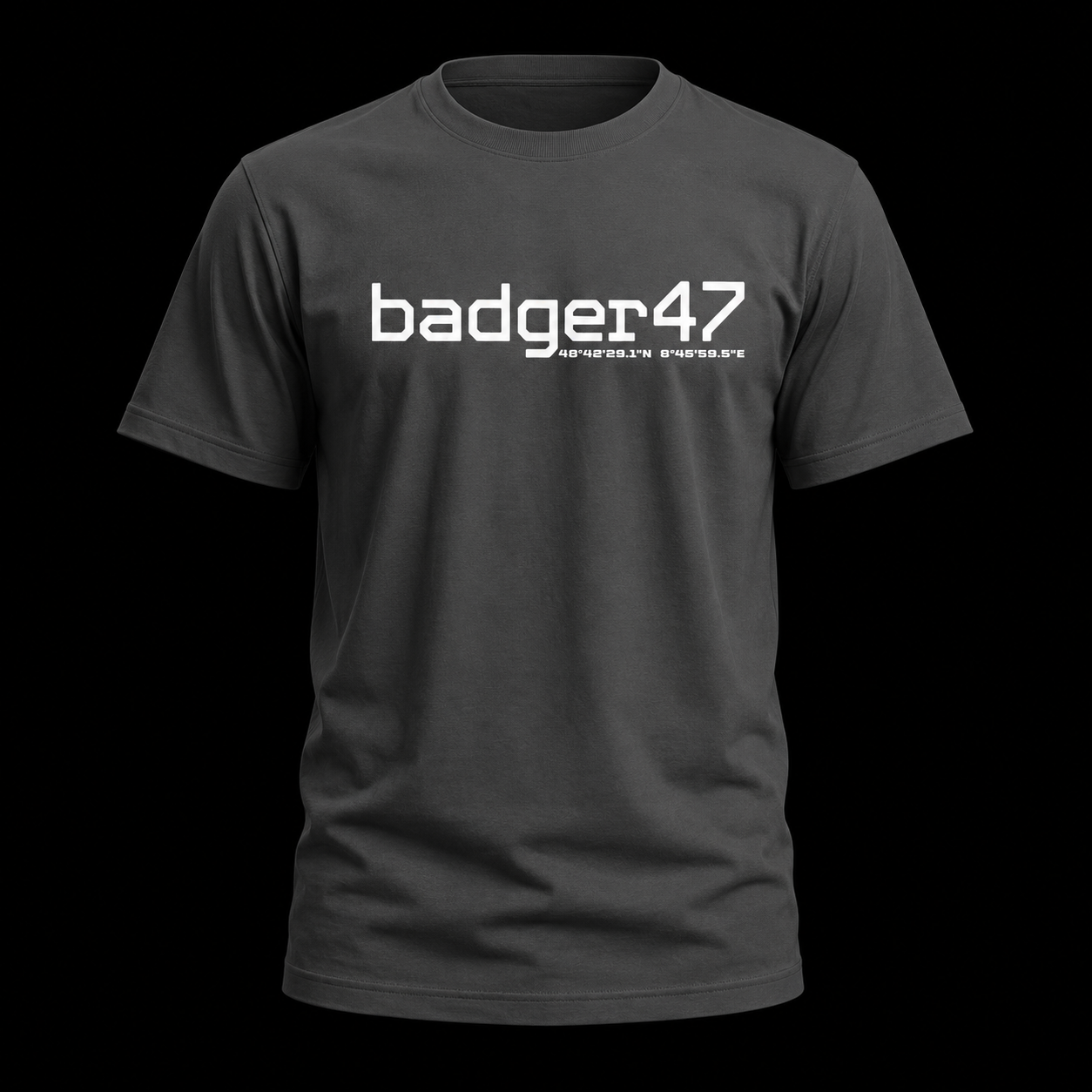 Anthrazitfarbenes badger47 Bio Herren T-Shirt mit weißem Coordinates-Logo als Ghost-Mockup vor schwarzem Hintergrund
