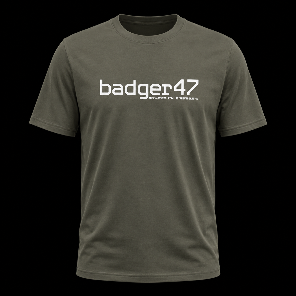 Khakifarbenes badger47 Bio Herren T-Shirt mit weißem Coordinates-Logo als Ghost-Mockup vor schwarzem Hintergrund