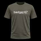 Khakifarbenes badger47 Bio Herren T-Shirt mit weißem Coordinates-Logo als Ghost-Mockup vor schwarzem Hintergrund