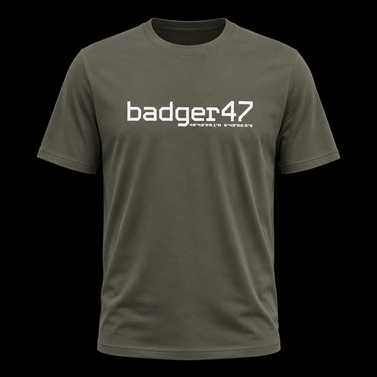 Khakifarbenes badger47 Bio Herren T-Shirt mit weißem Coordinates-Logo als Ghost-Mockup vor schwarzem Hintergrund