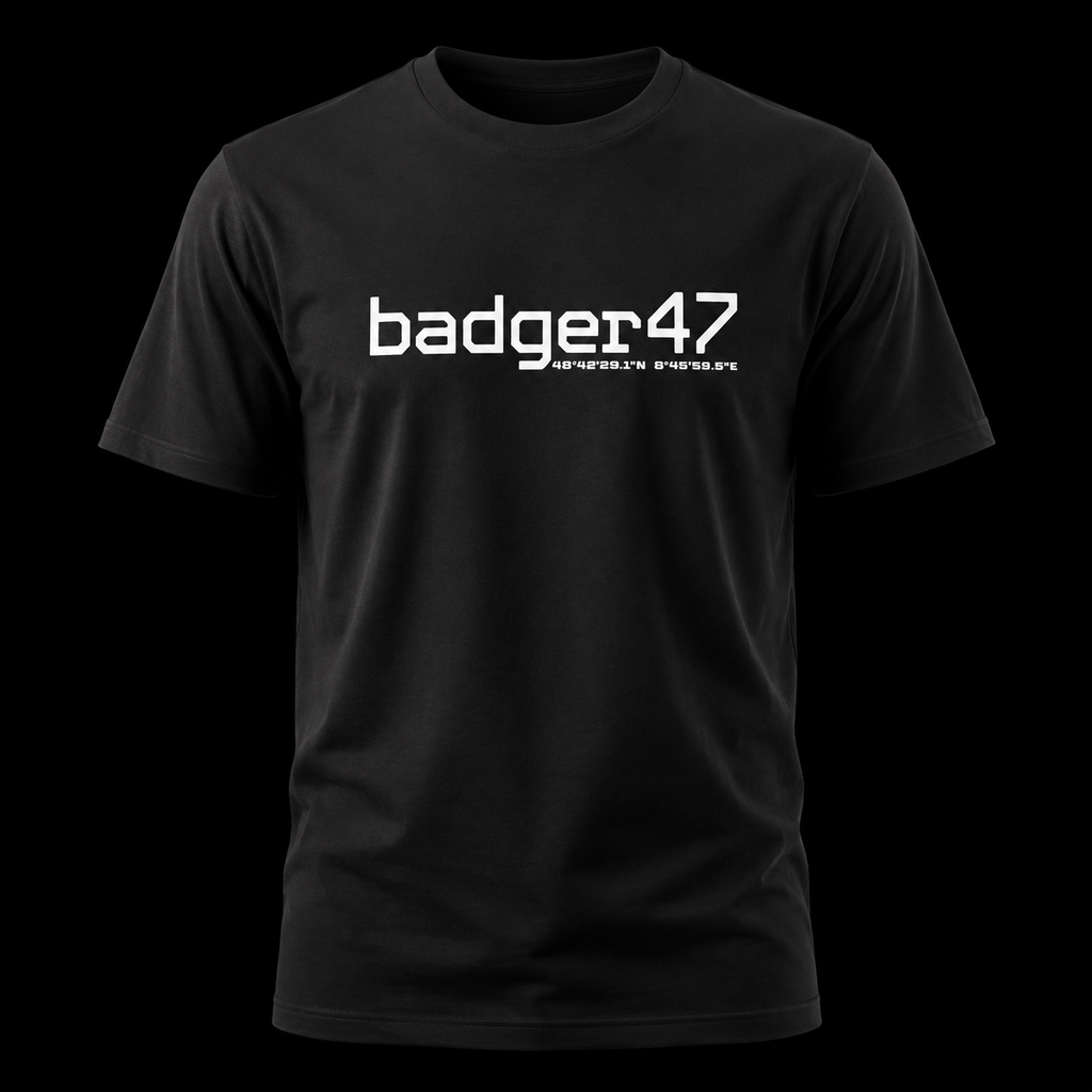 Schwarzes badger47 Bio Herren T-Shirt mit weißem Coordinates-Logo als Ghost-Mockup vor schwarzem Hintergrund