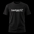 Schwarzes badger47 Bio Herren T-Shirt mit weißem Coordinates-Logo als Ghost-Mockup vor schwarzem Hintergrund