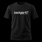 Schwarzes badger47 Bio Herren T-Shirt mit weißem Coordinates-Logo als Ghost-Mockup vor schwarzem Hintergrund
