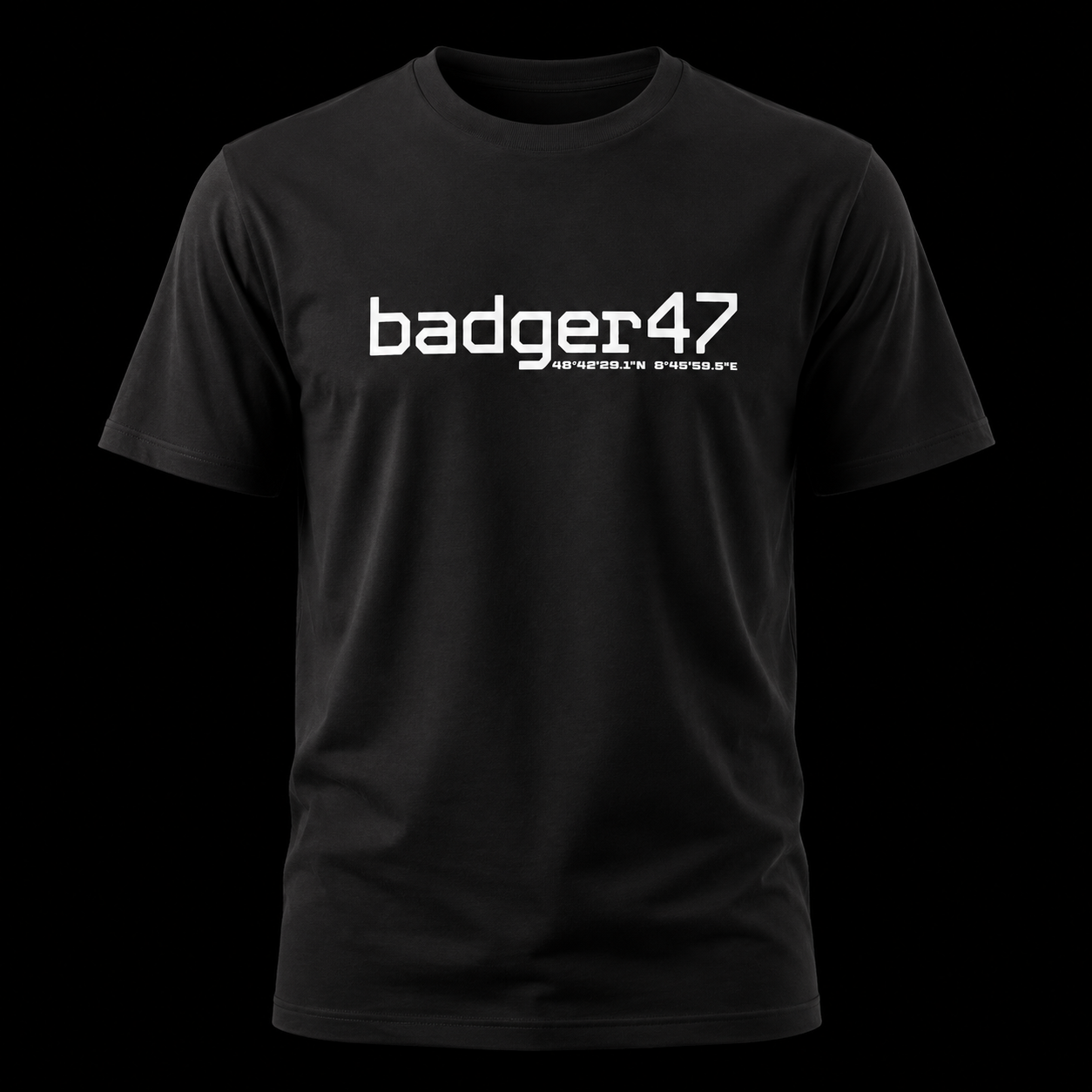 Schwarzes badger47 Bio Herren T-Shirt mit weißem Coordinates-Logo als Ghost-Mockup vor schwarzem Hintergrund