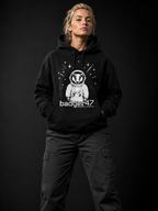 Blondes Frauenmodel Anfang 30 trägt schwarzen Badger47 Hoodie mit Astronauten-Dachs-Print und anthrazitfarbener Utility-Hose vor dunklem Studiohintergrund