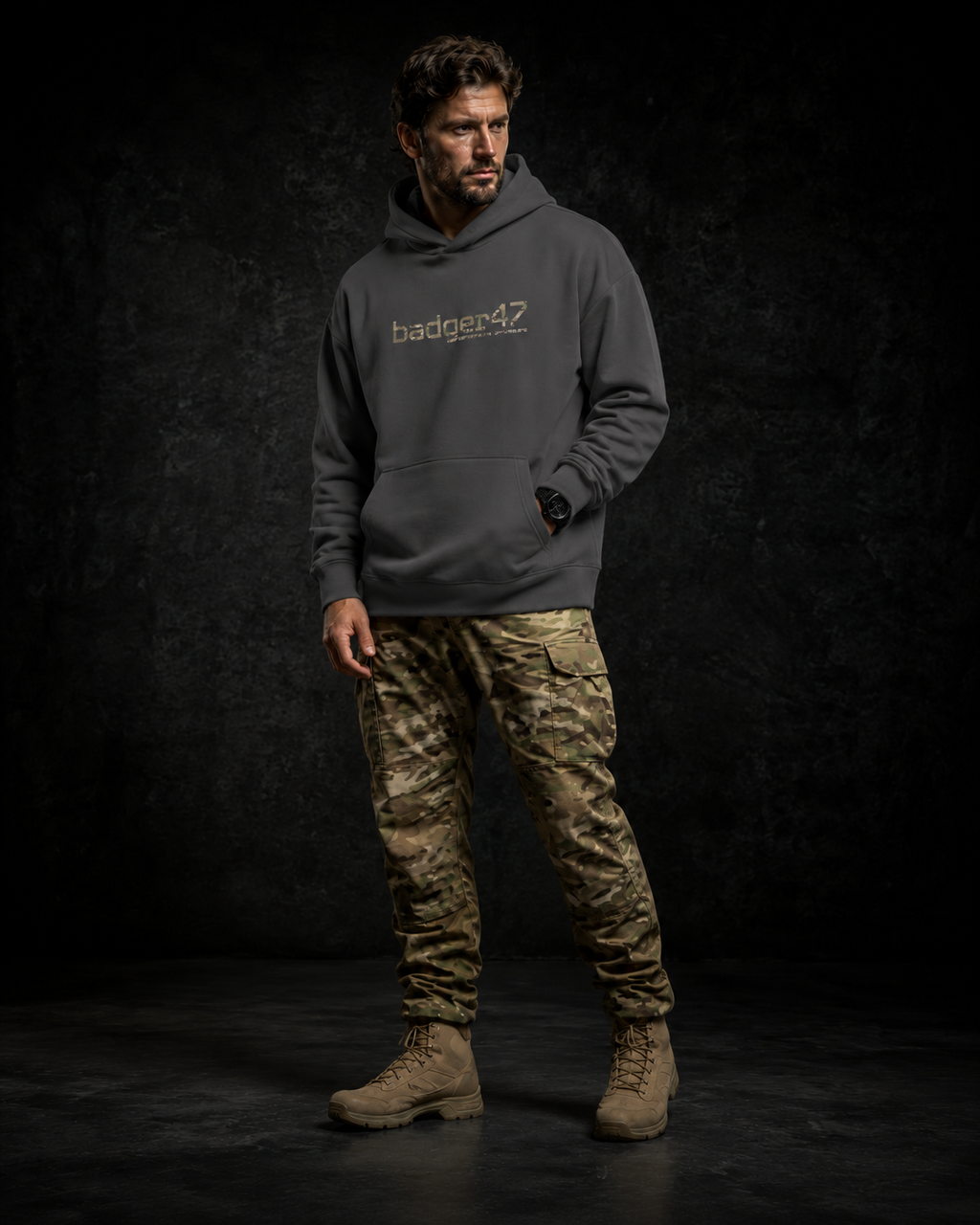 BADGER47 FIELD Boxcut Hoodie in Magnet mit Multicam-Logo, getragen mit Multicam-Hose im dunklen Studio
