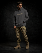 BADGER47 FIELD Boxcut Hoodie in Magnet mit Multicam-Logo, getragen mit Multicam-Hose im dunklen Studio

