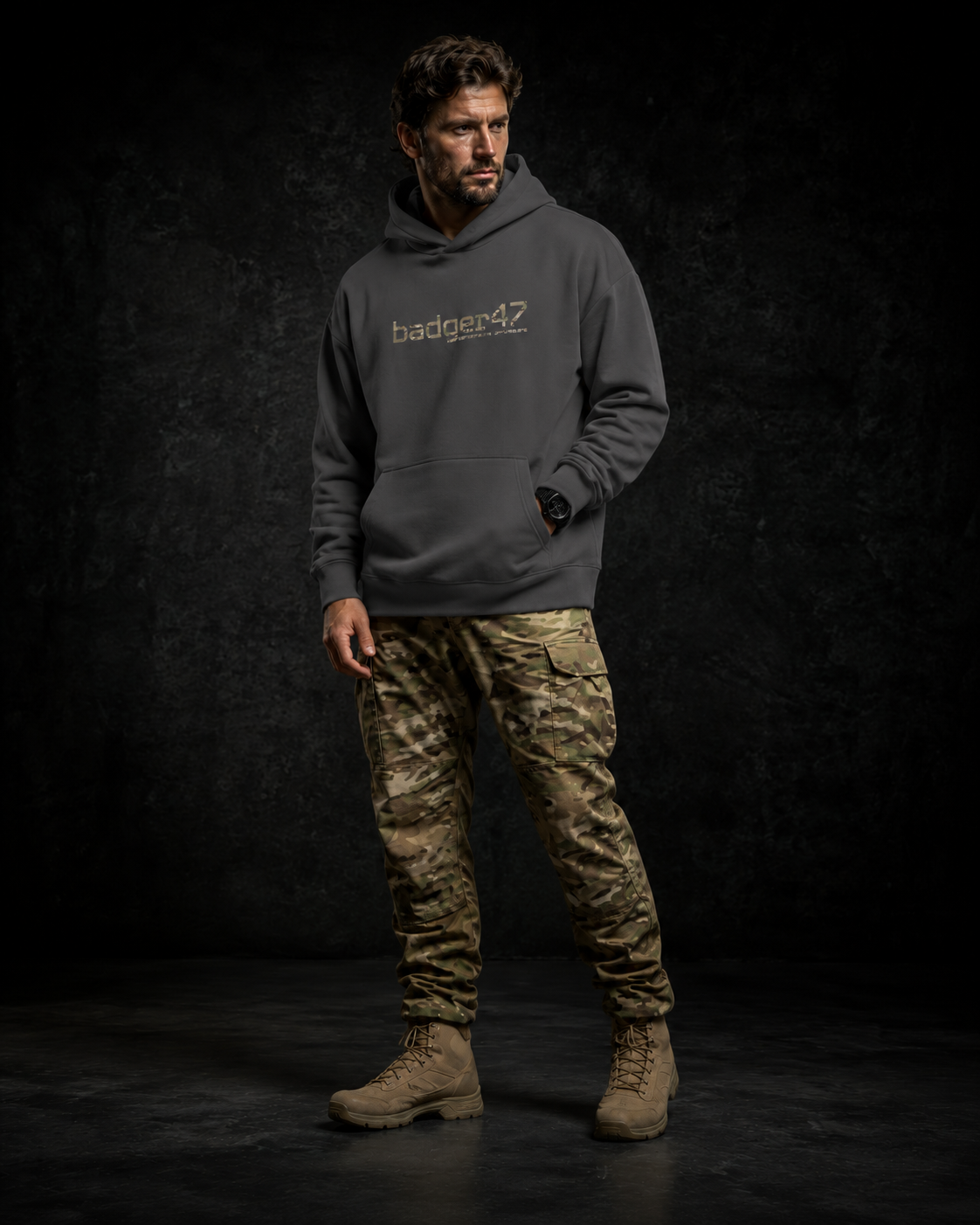 BADGER47 FIELD Boxcut Hoodie in Magnet mit Multicam-Logo, getragen mit Multicam-Hose im dunklen Studio
