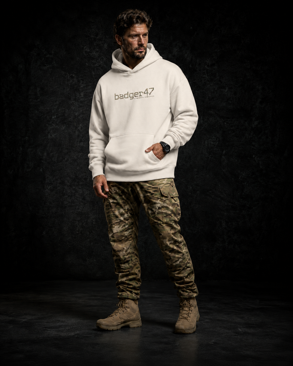 BADGER47 FIELD Boxcut Hoodie in White Sand mit Multicam-Logo, getragen mit Multicam-Hose im dunklen Studio