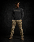 BADGER47 FIELD Organic Longsleeve in Black mit Multicam-Logo, getragen mit Multicam-Hose im dunklen Studio