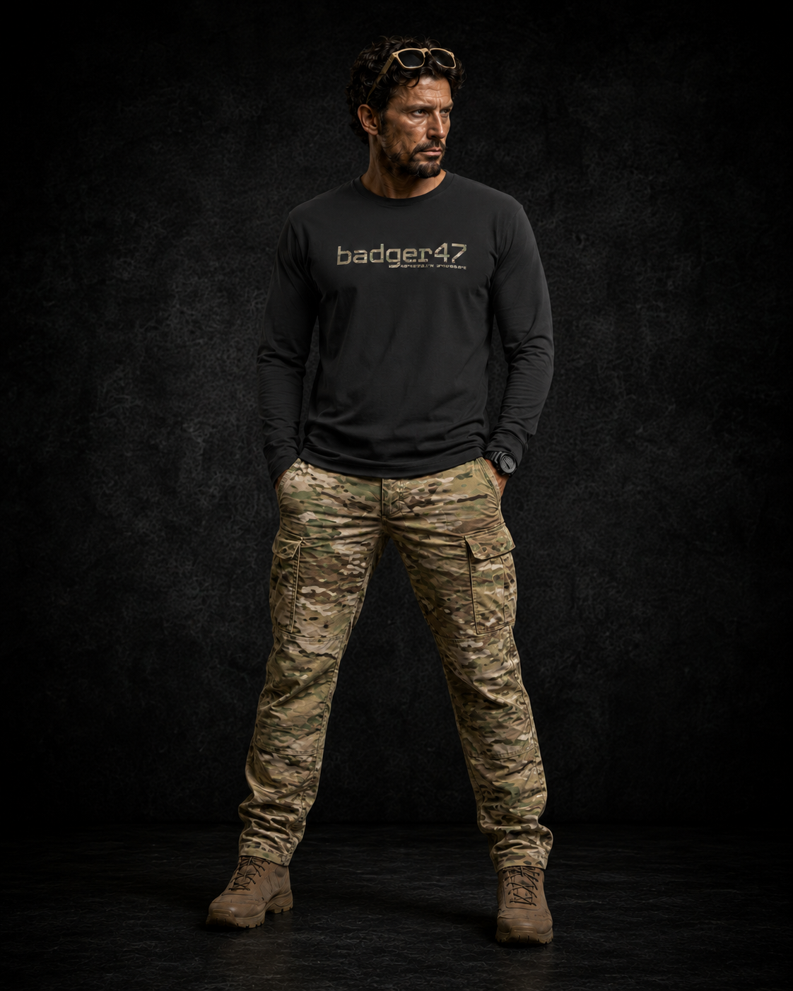 BADGER47 FIELD Organic Longsleeve in Black mit Multicam-Logo, getragen mit Multicam-Hose im dunklen Studio