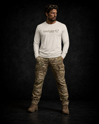 BADGER47 FIELD Organic Longsleeve in Natural Raw mit Multicam-Logo, getragen mit Multicam-Hose im dunklen Studio
