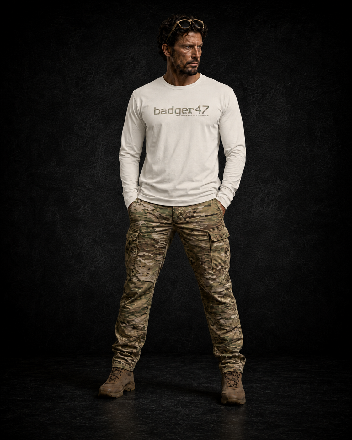 BADGER47 FIELD Organic Longsleeve in Natural Raw mit Multicam-Logo, getragen mit Multicam-Hose im dunklen Studio
