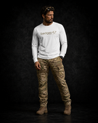 BADGER47 FIELD Organic Longsleeve in White mit Multicam-Logo, getragen mit Multicam-Hose im dunklen Studio
