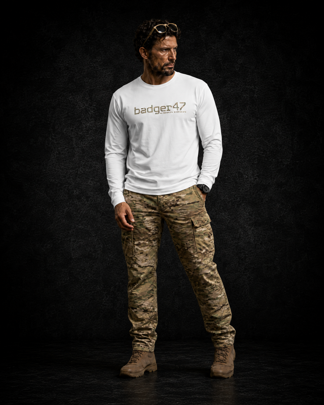 BADGER47 FIELD Organic Longsleeve in White mit Multicam-Logo, getragen mit Multicam-Hose im dunklen Studio
