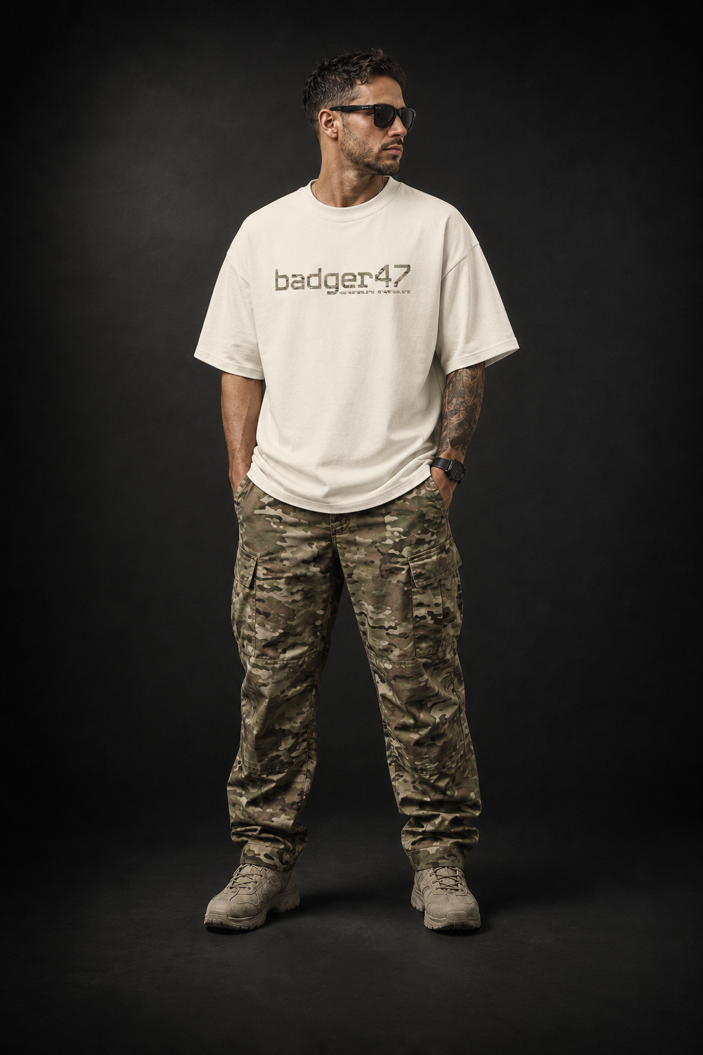 BADGER47 FIELD Organic Oversize T-Shirt in Natural Raw mit Multicam-Logo, getragen mit Multicam-Cargohose im dunklen Studio
