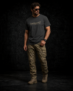 BADGER47 FIELD Organic T-Shirt in Anthracite mit Multicam-Logo, getragen mit Multicam-Hose im dunklen Studio