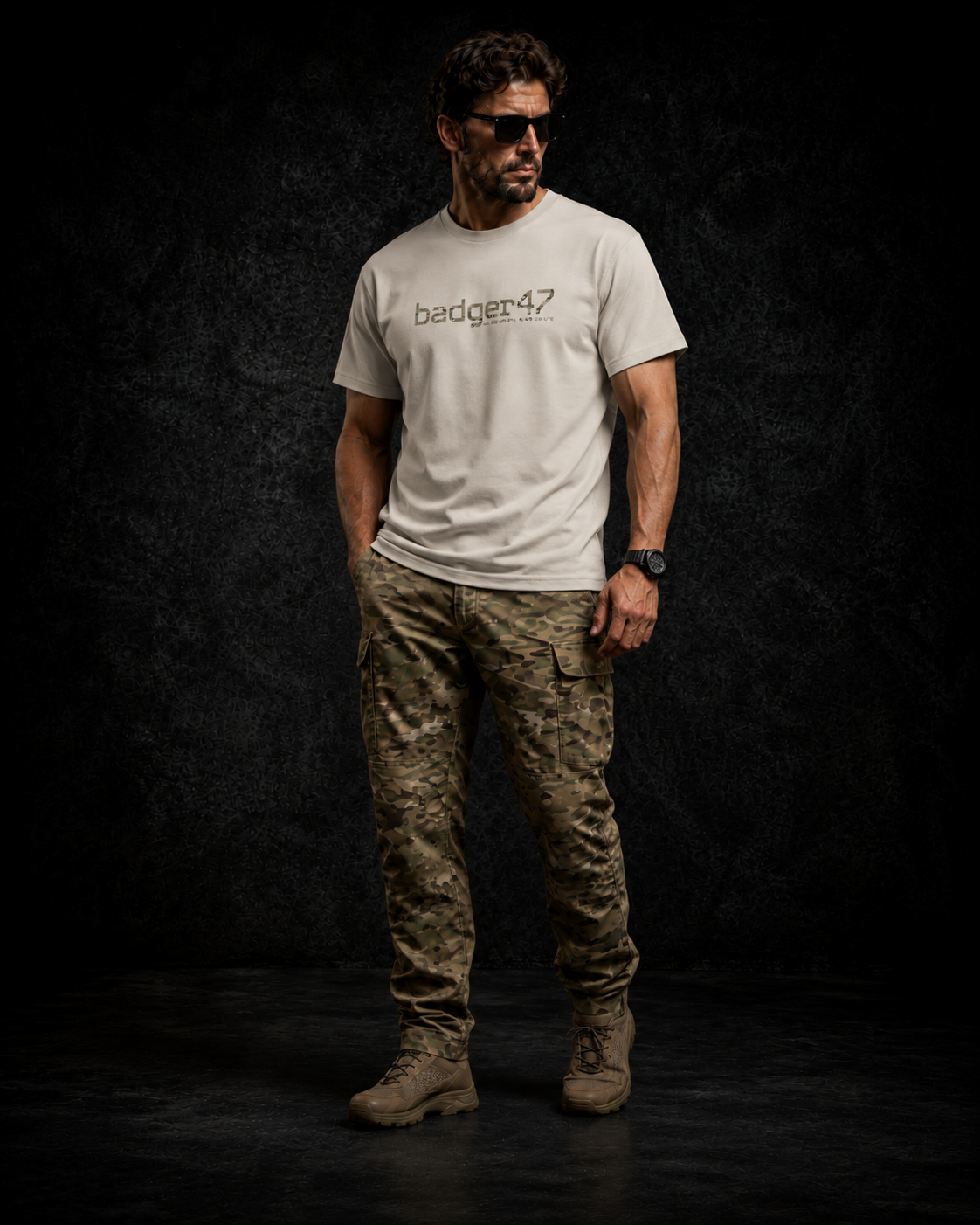 BADGER47 FIELD Organic T-Shirt in Desert Dust mit Multicam-Logo, getragen mit Multicam-Hose im dunklen Studio
