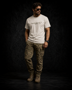 BADGER47 FIELD Organic T-Shirt in Natural Raw mit Multicam-Logo, getragen mit Multicam-Hose im dunklen Studio
