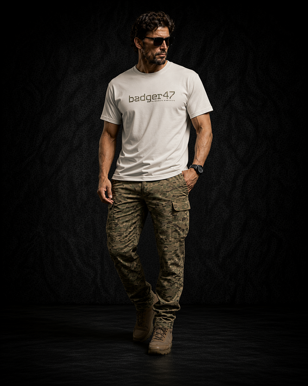 BADGER47 FIELD Organic T-Shirt in Off White mit Multicam-Logo, getragen mit Multicam-Hose im dunklen Studio
