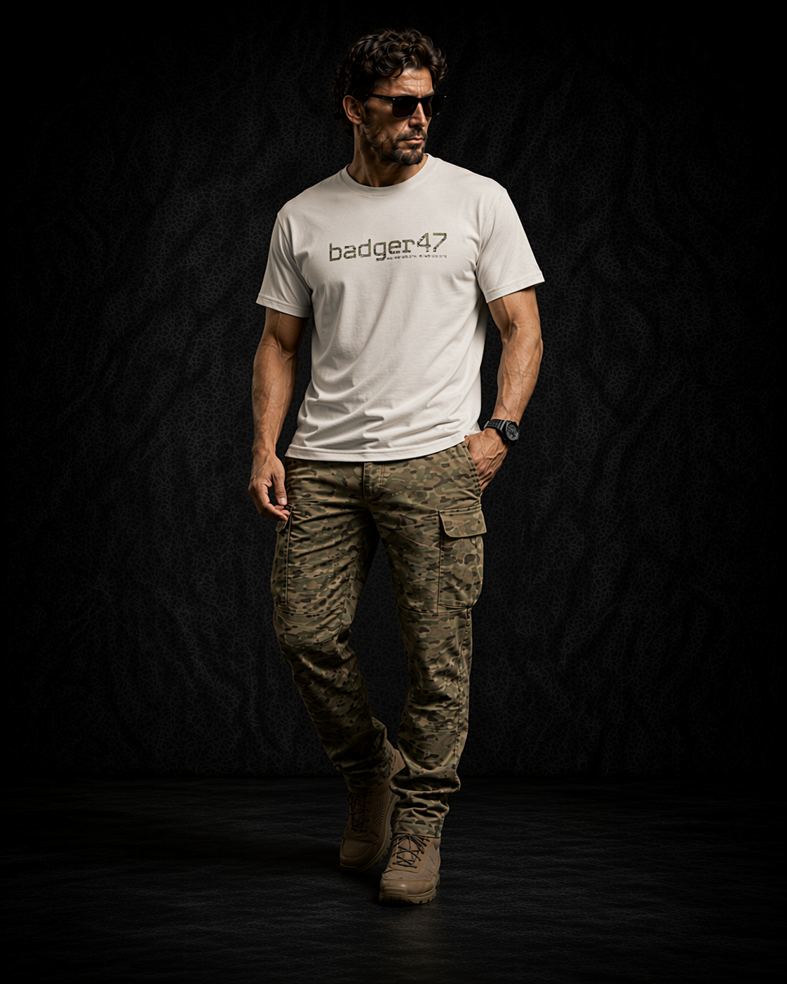 BADGER47 FIELD Organic T-Shirt in Off White mit Multicam-Logo, getragen mit Multicam-Hose im dunklen Studio
