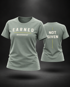 BADGER47 FORGED EARNED Damen-T-Shirt in Aloe als schwebendes 3D Ghost Mockup mit Vorder- und Rückseite
