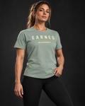 BADGER47 FORGED Damen-T-Shirt EARNED in Aloe – Vorderseite mit EARNED und BADGER47 Print