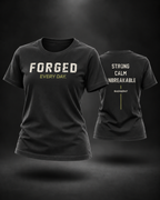 BADGER47 FORGED EVERY DAY Damen-T-Shirt in Schwarz als schwebendes 3D Ghost Mockup mit Vorder- und Rückseite
