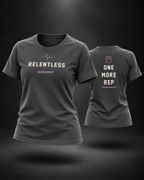 BADGER47 FORGED RELENTLESS Damen-T-Shirt in Anthrazit als schwebendes 3D Ghost Mockup mit Vorder- und Rückseite