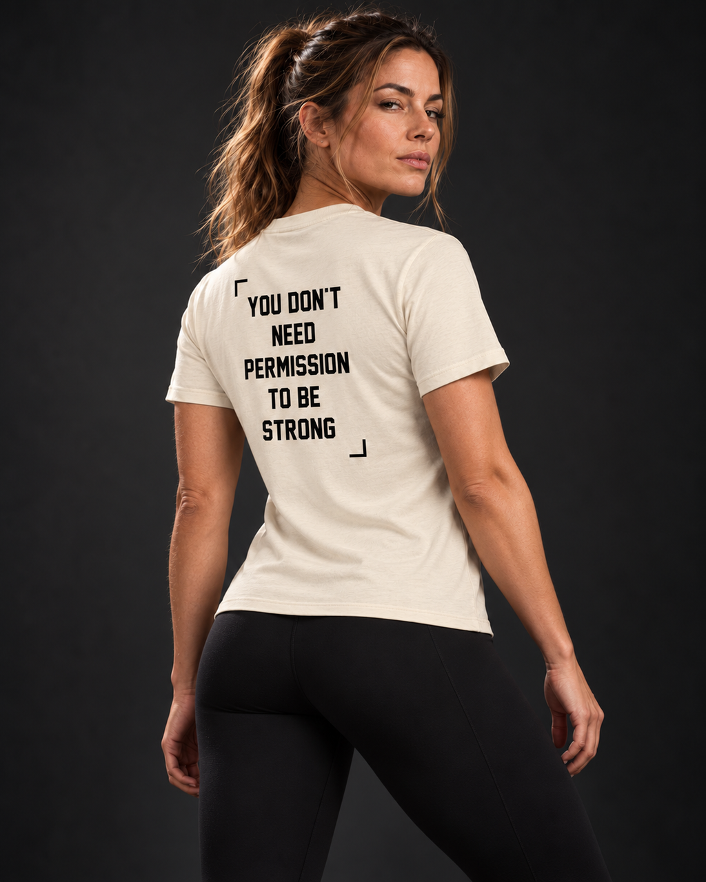 BADGER47 FORGED Damen-T-Shirt RESILIENT in Natural Raw – Rückseite mit YOU DON'T NEED PERMISSION TO BE STRONG Print