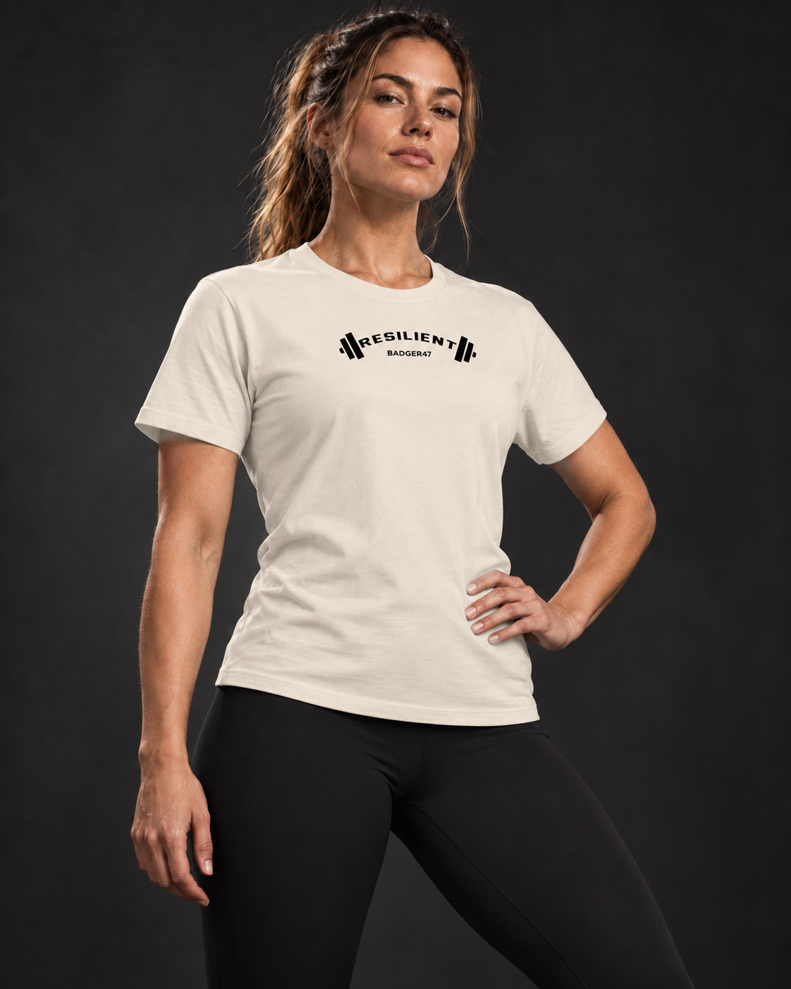 BADGER47 FORGED Damen-T-Shirt RESILIENT in Natural Raw – Vorderseite mit RESILIENT und Hantel-Print