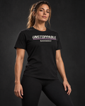 BADGER47 FORGED Damen-T-Shirt UNSTOPPABLE in Schwarz – Vorderseite mit UNSTOPPABLE und BADGER47 Print
