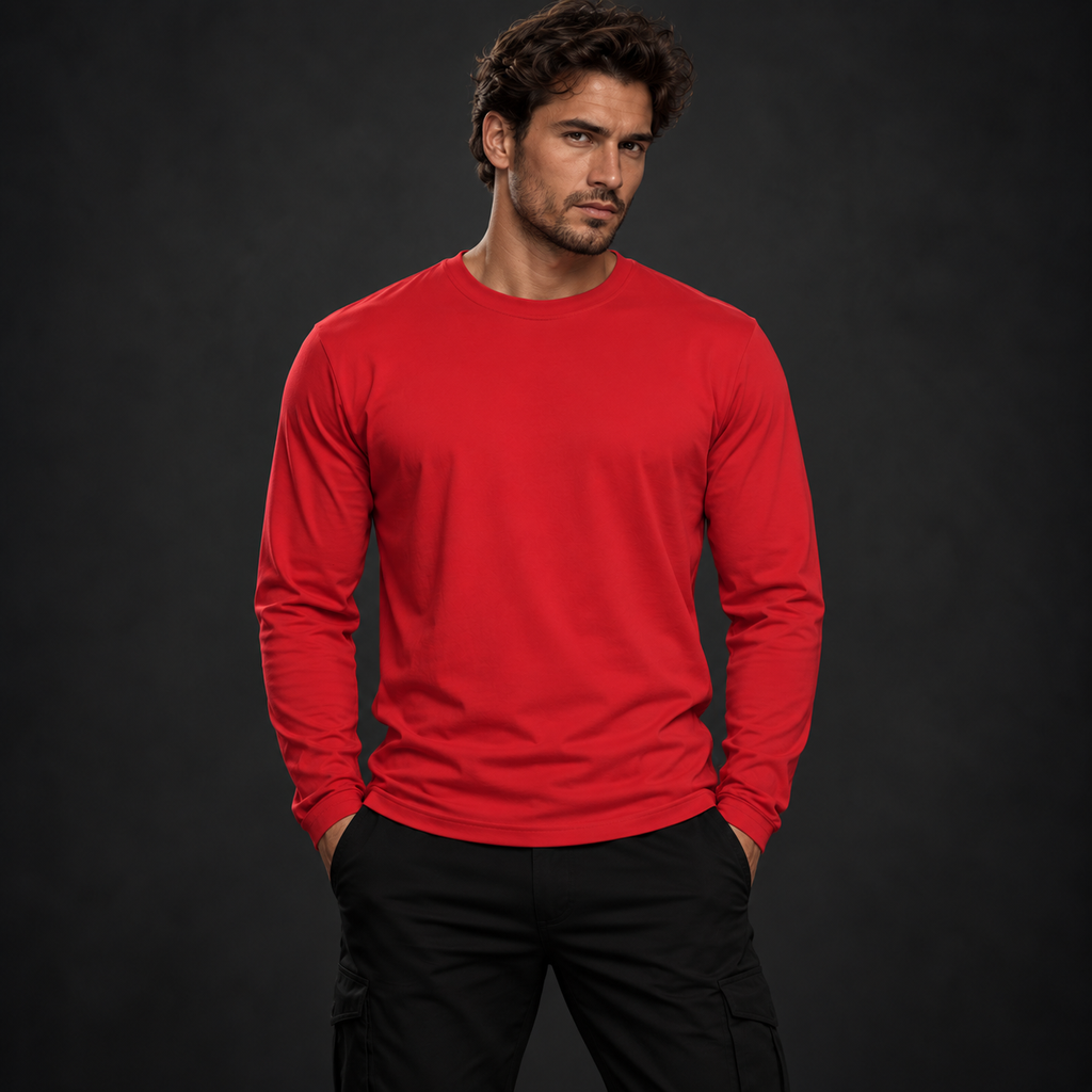 Athletisches männliches Model trägt ein rotes Badger47 Longsleeve ohne Frontprint und schwarze Hose vor anthrazitfarbenem Studiohintergrund.