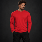 Athletisches männliches Model trägt ein rotes Badger47 Longsleeve ohne Frontprint und schwarze Hose vor anthrazitfarbenem Studiohintergrund.
