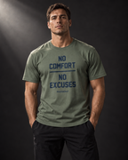 Athletisches Männermodel trägt das khakifarbene BADGER47 T-Shirt „No Comfort No Excuses“ von vorne.