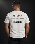 Rückansicht des hellen BADGER47 T-Shirts mit „Not Luck Training“-Print, Koordinaten und Kompassgrafik.