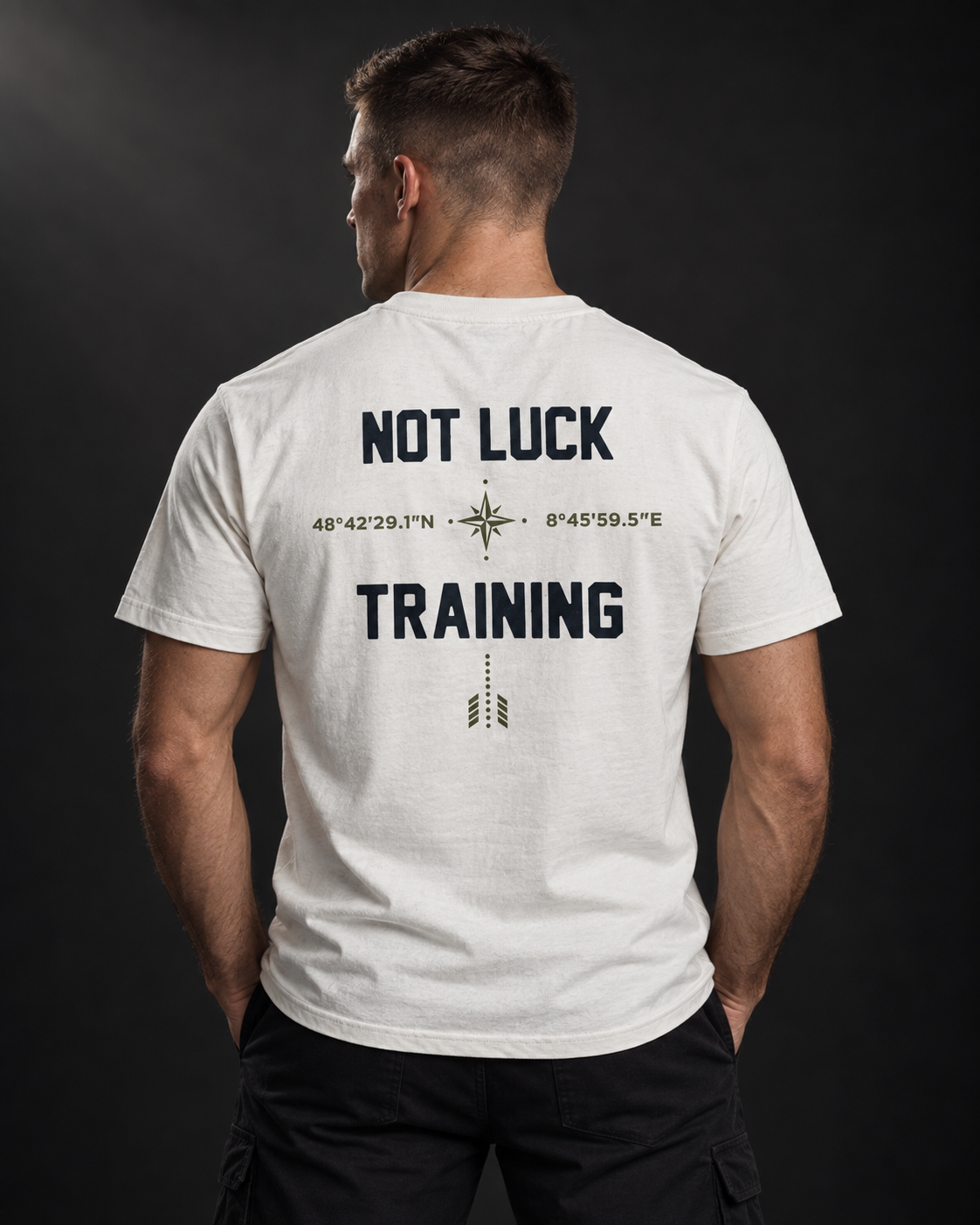 Rückansicht des hellen BADGER47 T-Shirts mit „Not Luck Training“-Print, Koordinaten und Kompassgrafik.