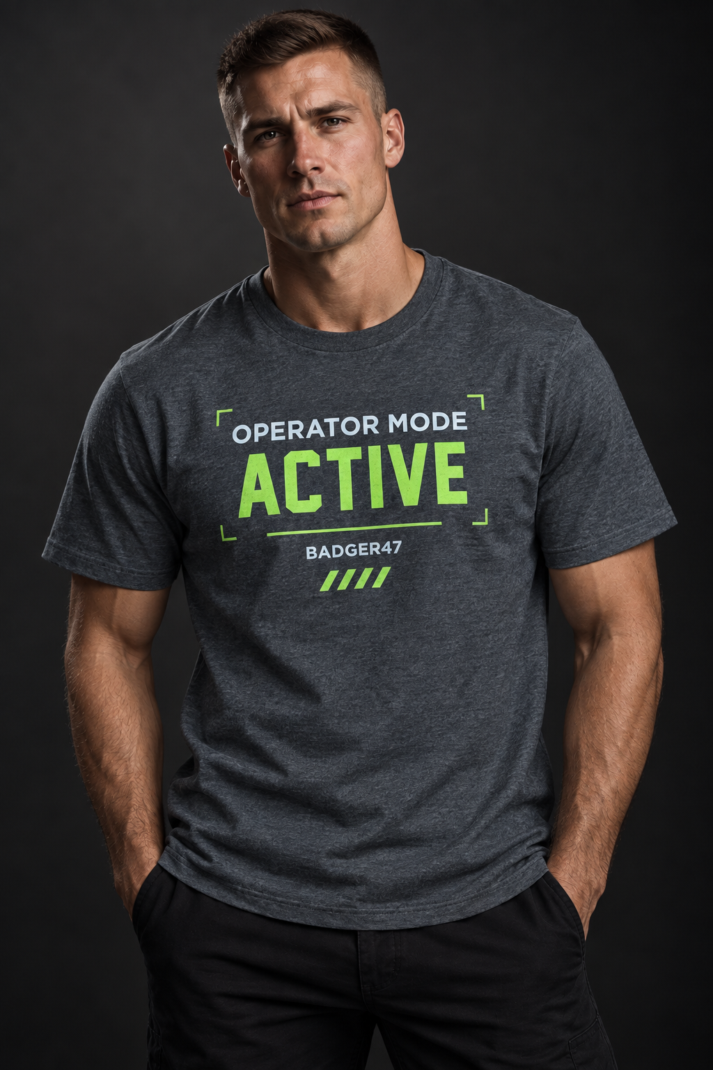 Athletisches Männermodel trägt das BADGER47 T-Shirt „Operator Mode Active“ in Dark Heather Grey von vorne.