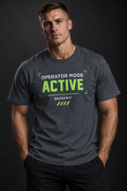 Athletisches Männermodel trägt das BADGER47 T-Shirt „Operator Mode Active“ in Dark Heather Grey von vorne.