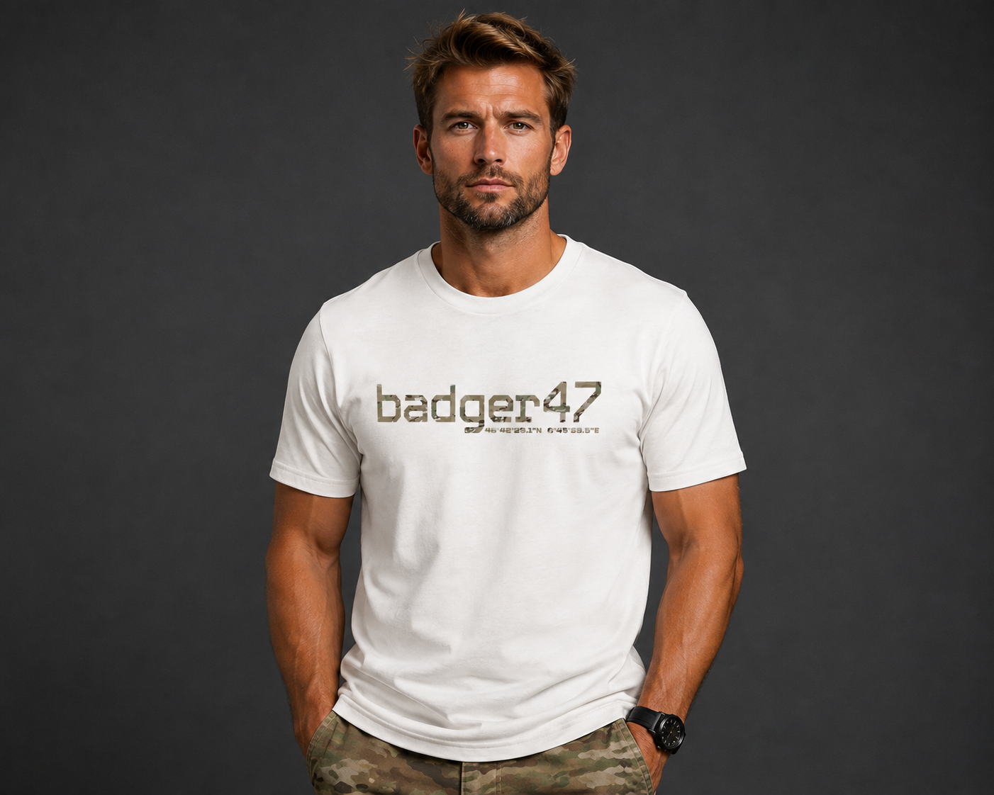 Dunkelblondes Männermodel mit badger47 Organic T-Shirt in Off White und Multicam-Hose vor anthrazitfarbenem Studiohintergrund