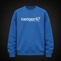 Oversize Sweatshirt in Mindful Blue mit weißem badger47-Frontprint und Koordinaten-Detail auf der Brust, frontal als Ghost-Mannequin vor dunklem Studiohintergrund dargestellt.