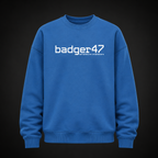 Oversize Sweatshirt in Mindful Blue mit weißem badger47-Frontprint und Koordinaten-Detail auf der Brust, frontal als Ghost-Mannequin vor dunklem Studiohintergrund dargestellt.