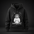Schwarzer Damen-Hoodie aus Bio-Baumwolle mit Badger47 Astronauten-Print auf der Vorderseite
