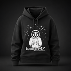 Schwarzer Damen-Hoodie aus Bio-Baumwolle mit Badger47 Astronauten-Print auf der Vorderseite